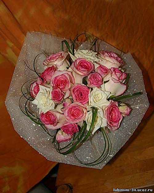 Букет из роз, оформление - цветочная сетка и листья берграса