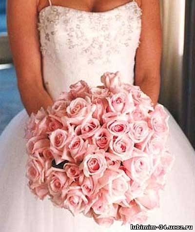 круглый свадебный букет из роз